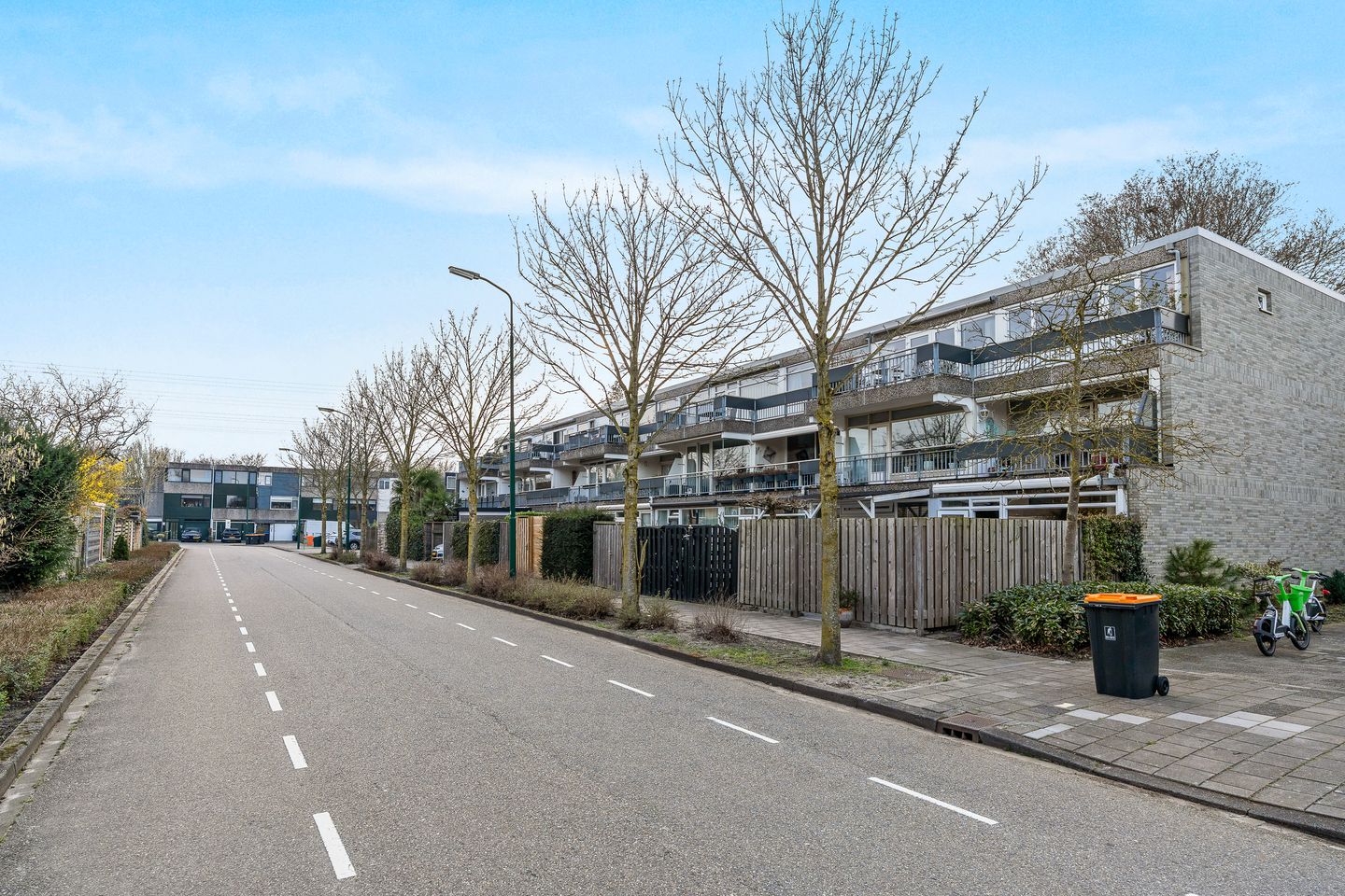 Spacious 3-bedroom apartment with large balcony in quiet Maarssen neighborhood — 29