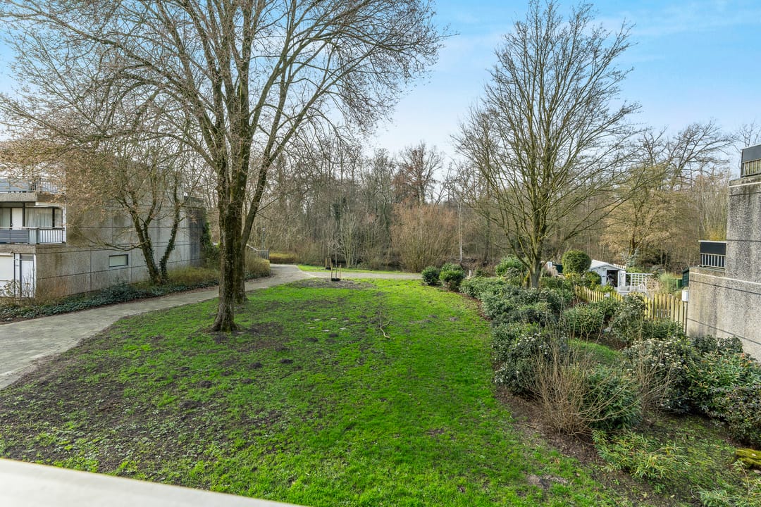 Spacious 3-bedroom apartment with large balcony in quiet Maarssen neighborhood — 26