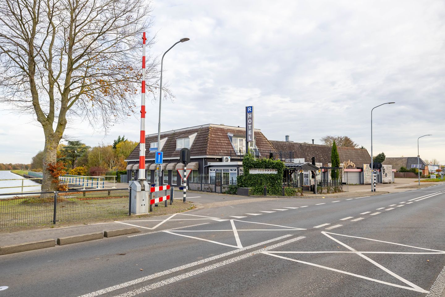 Bekijk foto 3 van Vriezerweg 20