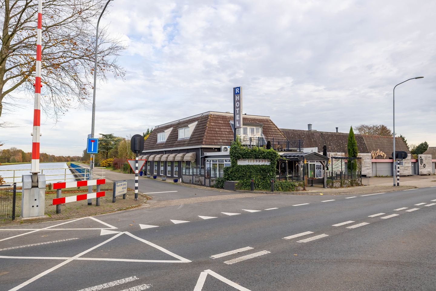 Bekijk foto 4 van Vriezerweg 20