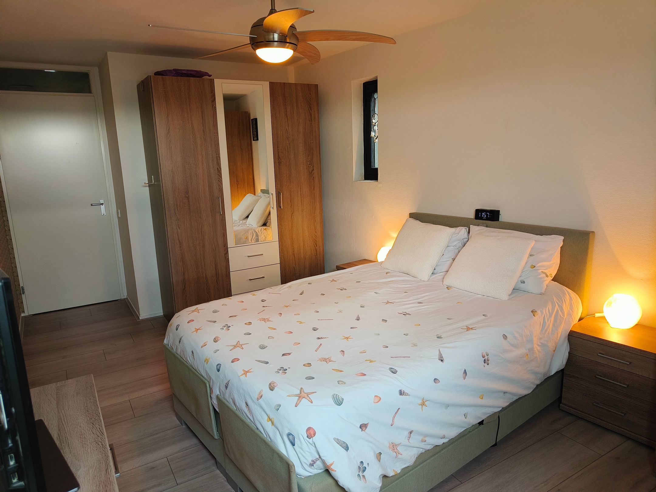 Spacious corner apartment with sunny balcony and two parking spots — 12