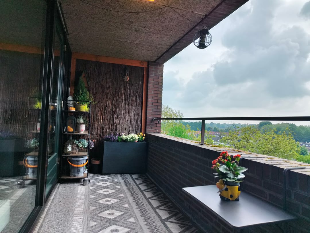 Spacious corner apartment with sunny balcony and two parking spots — 16