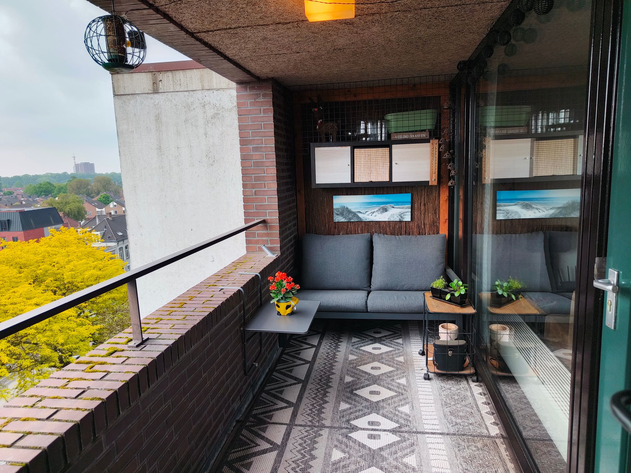 Spacious corner apartment with sunny balcony and two parking spots — 15