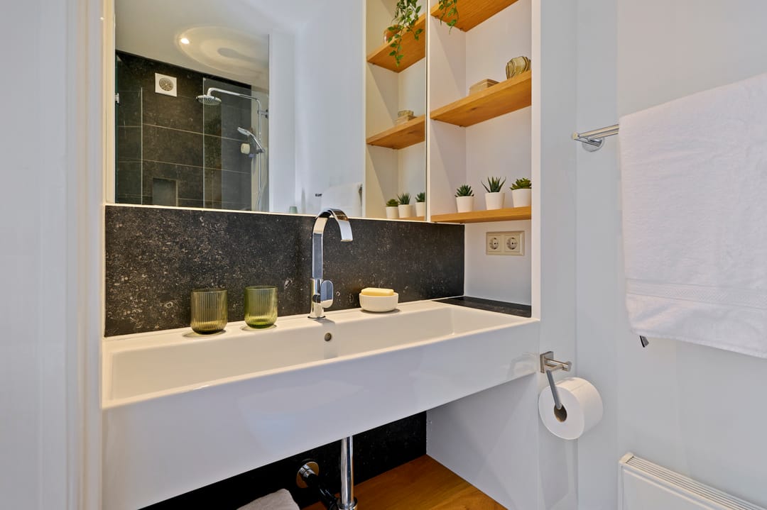Photo 17 of Van Houweningenstraat 82-3