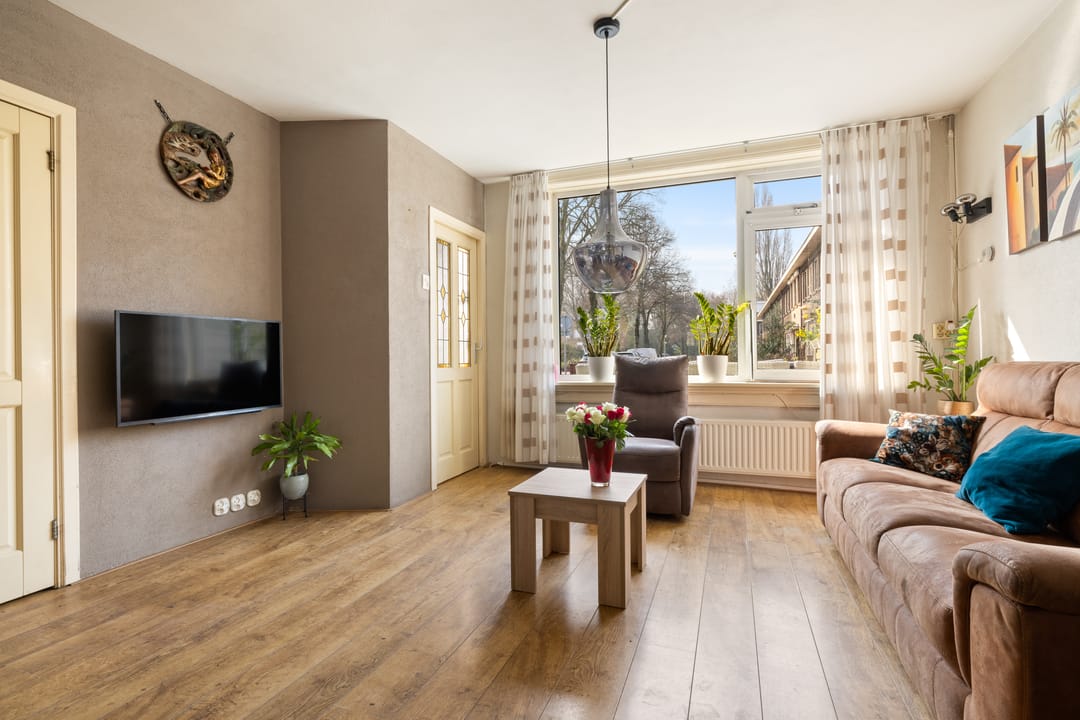 Zonnig familiehuis met tuinen en zonnepanelen in het charmante Tuindorp