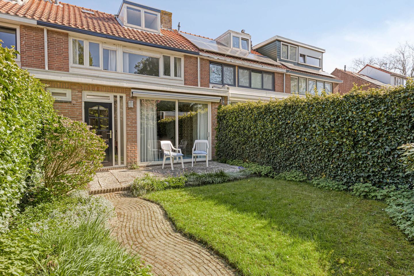Atmospheric Terraced House in Green Residential Area — 14