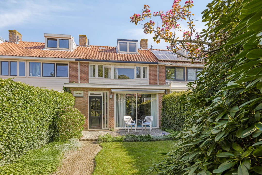 Atmospheric Terraced House in Green Residential Area — 26
