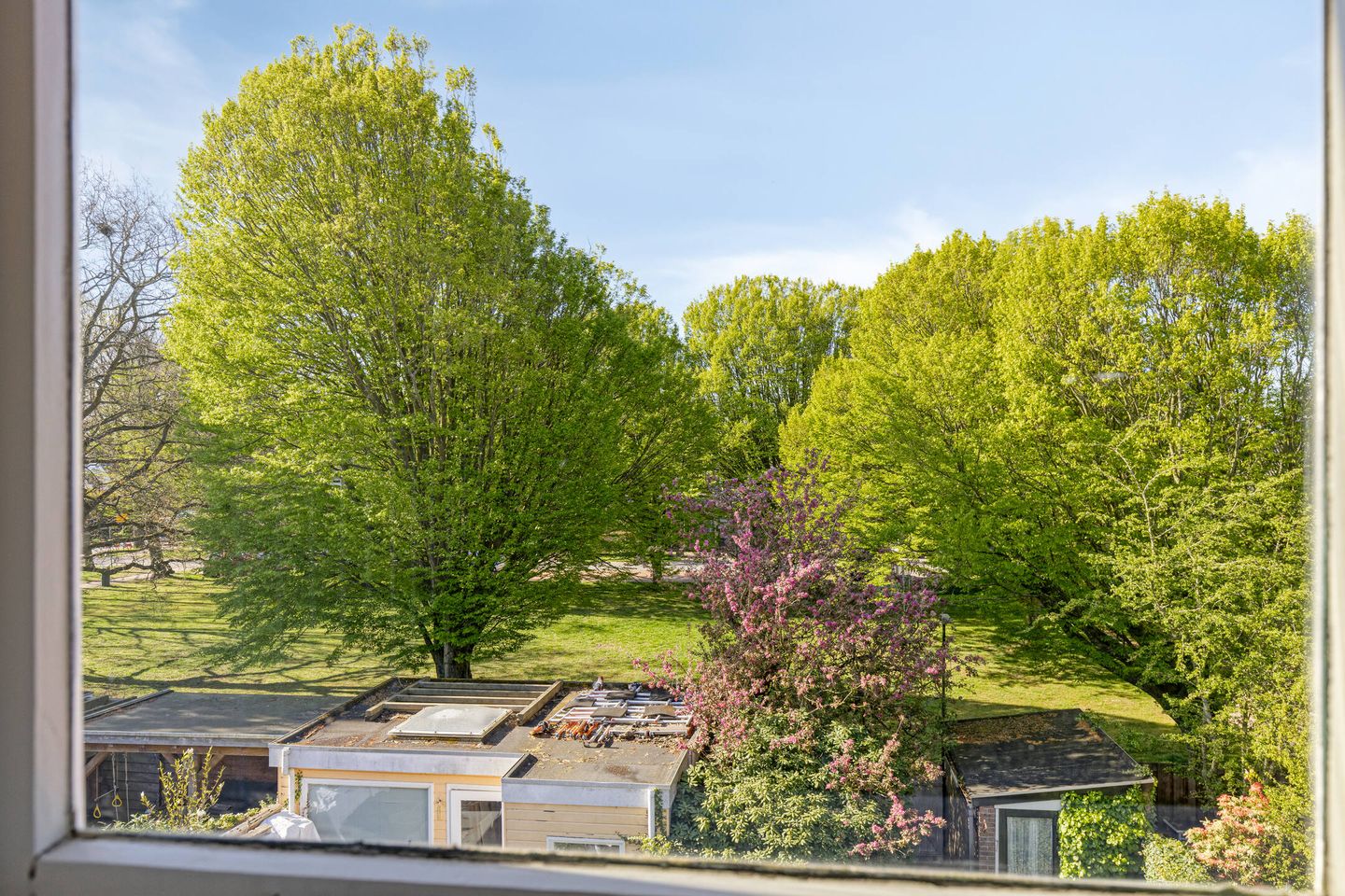 Atmospheric Terraced House in Green Residential Area — 19