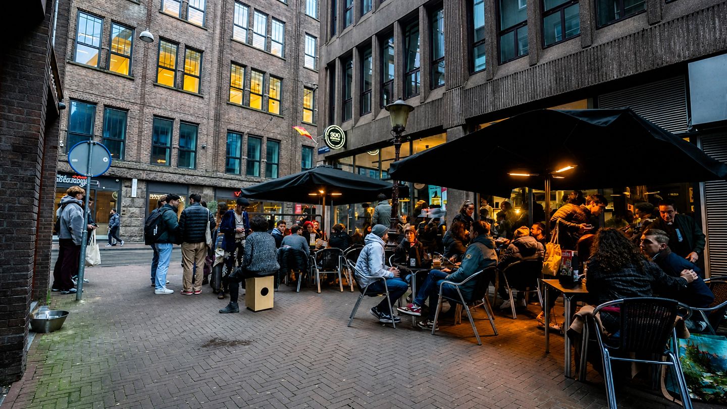 Bekijk foto 2 van Amstelstraat 7