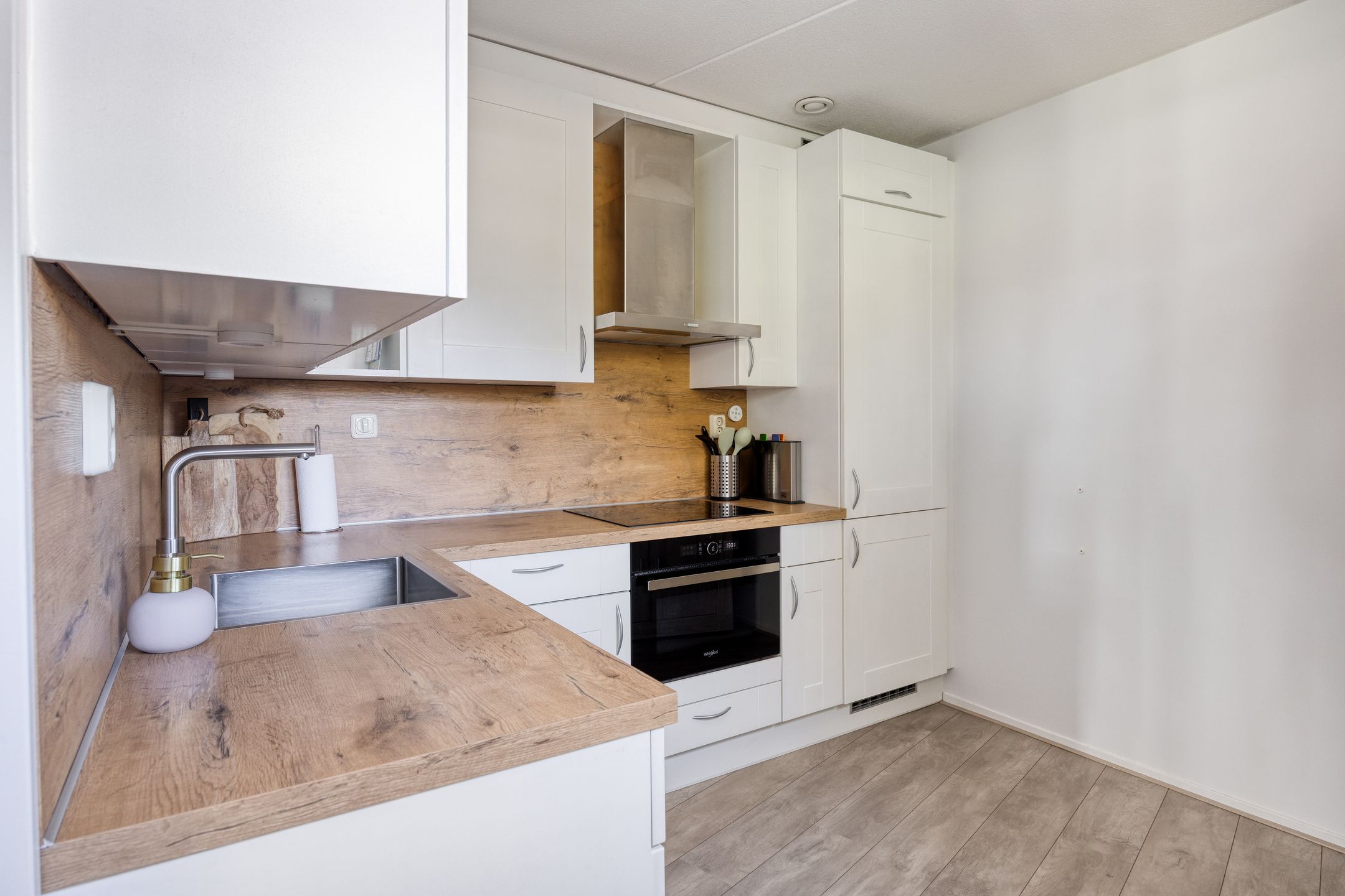 Ruime 3-kamer woning met zonnig zuidenbalkon in rustige Rotterdam-Zuid wijk — 24