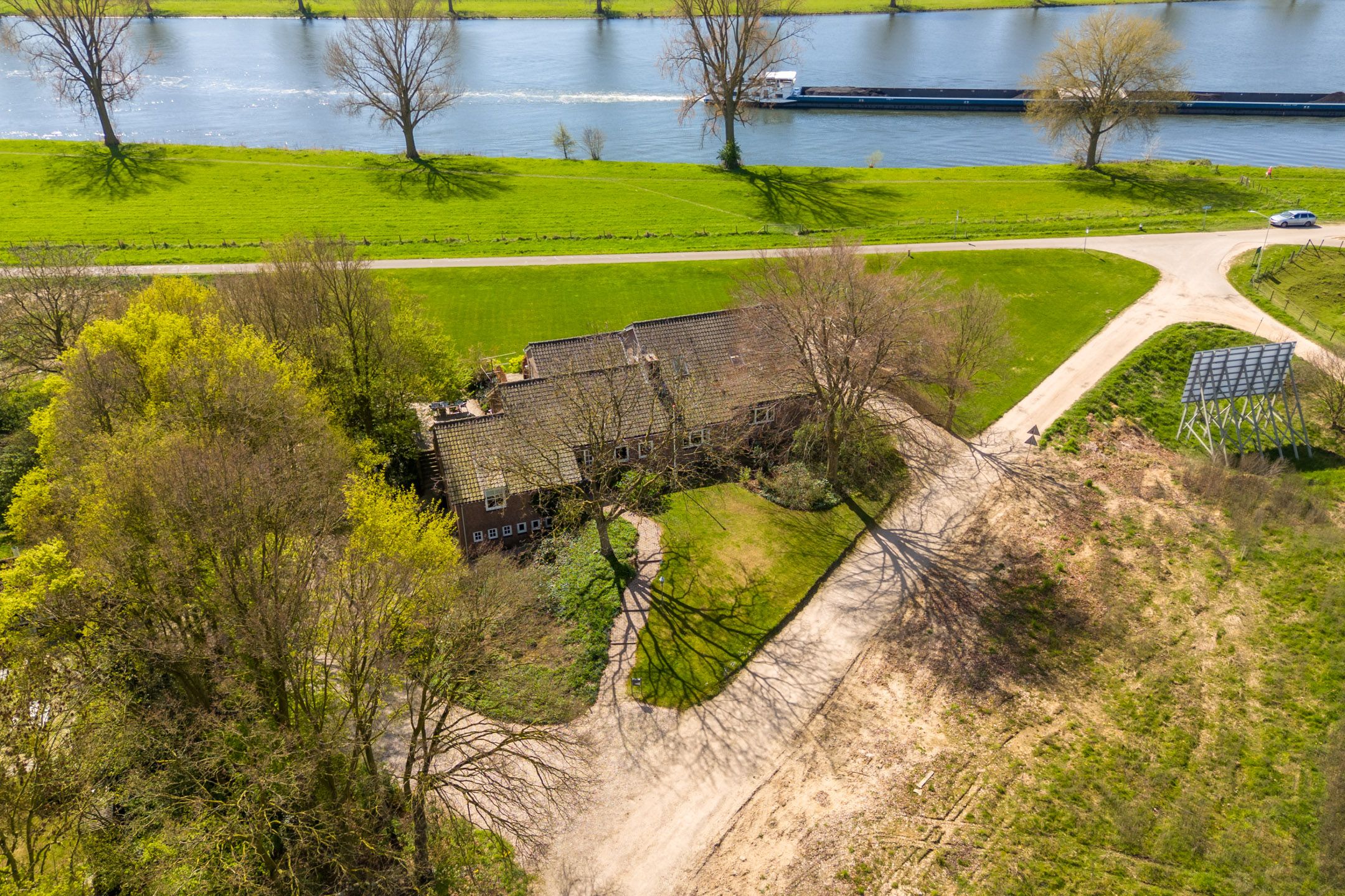 Detached living on a top location with two full residential units and panoramic Maas views — 101