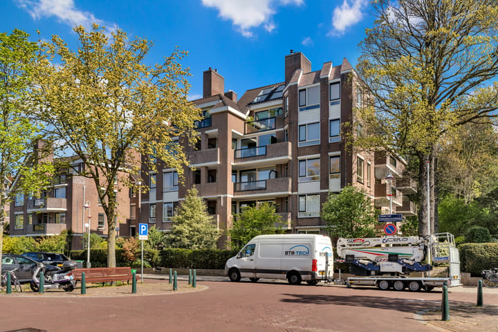Photo 2 of Johan van Oldenbarneveltlaan 29-E