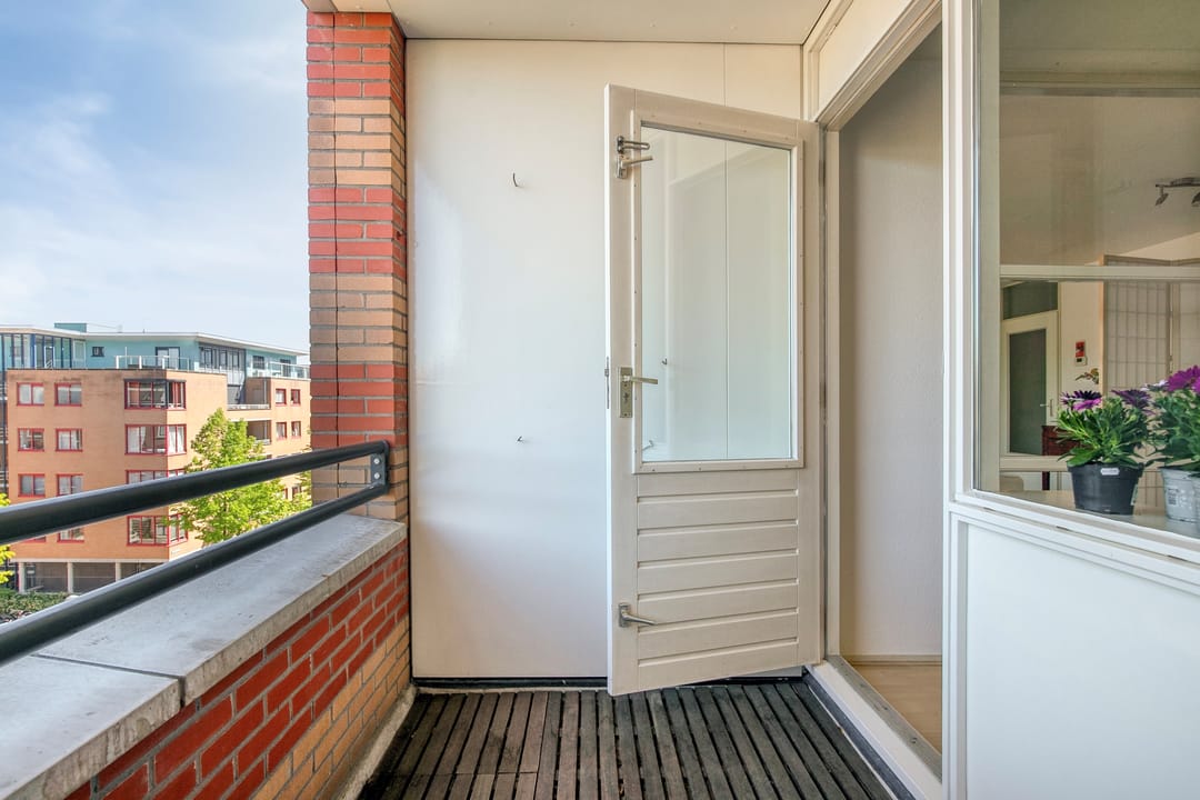 Spacious 4-room apartment with skyline views near Utrecht historic center — 22