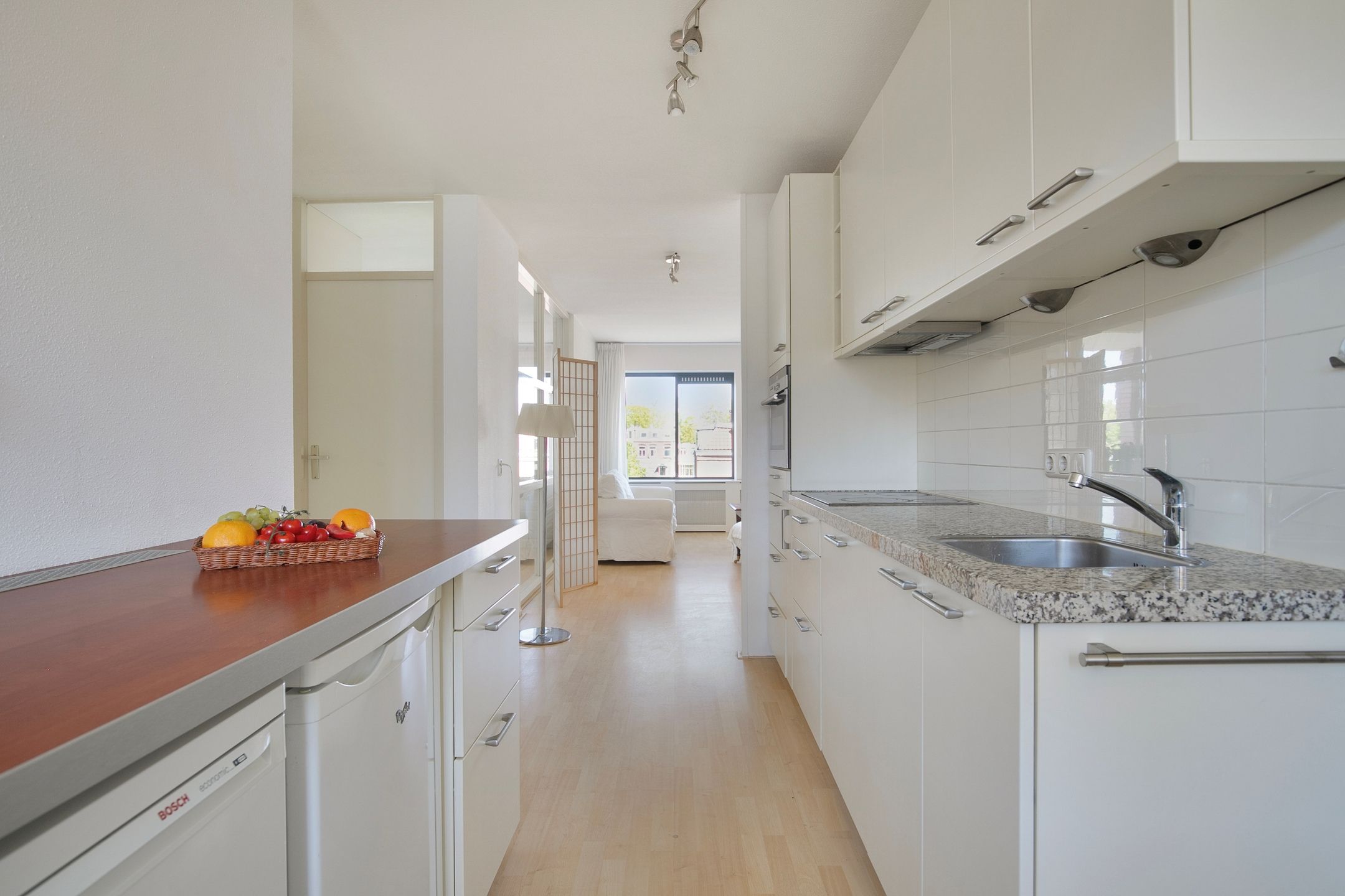 Spacious 4-room apartment with skyline views near Utrecht historic center — 18