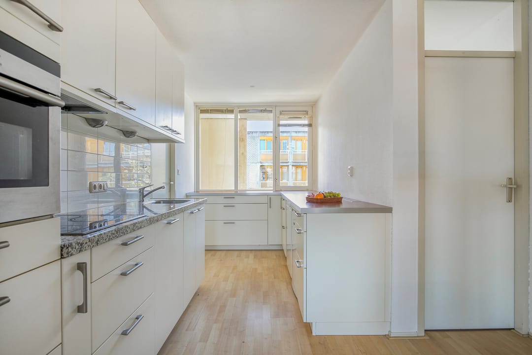 Spacious 4-room apartment with skyline views near Utrecht historic center — 17
