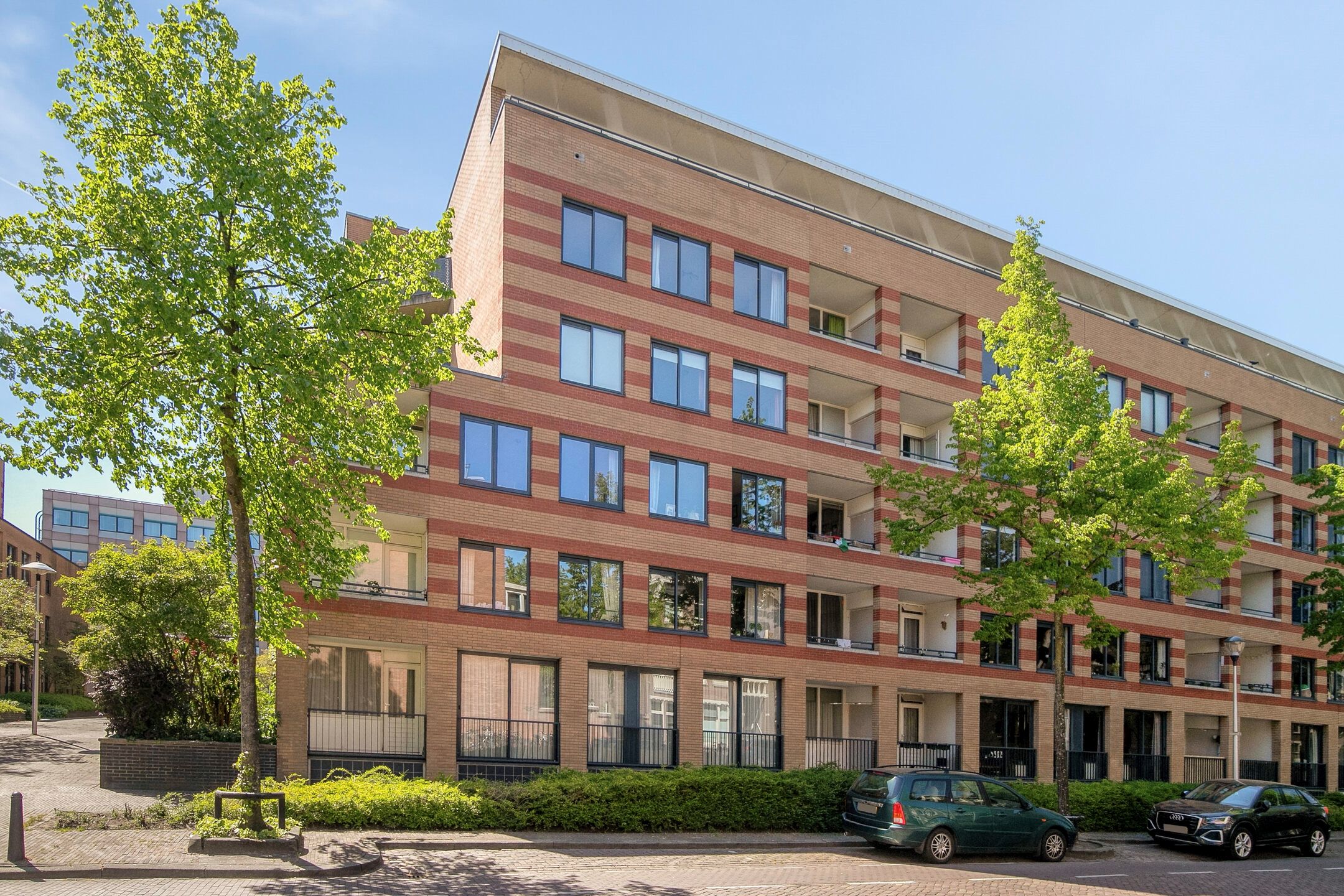 Spacious 4-room apartment with skyline views near Utrecht historic center — 33