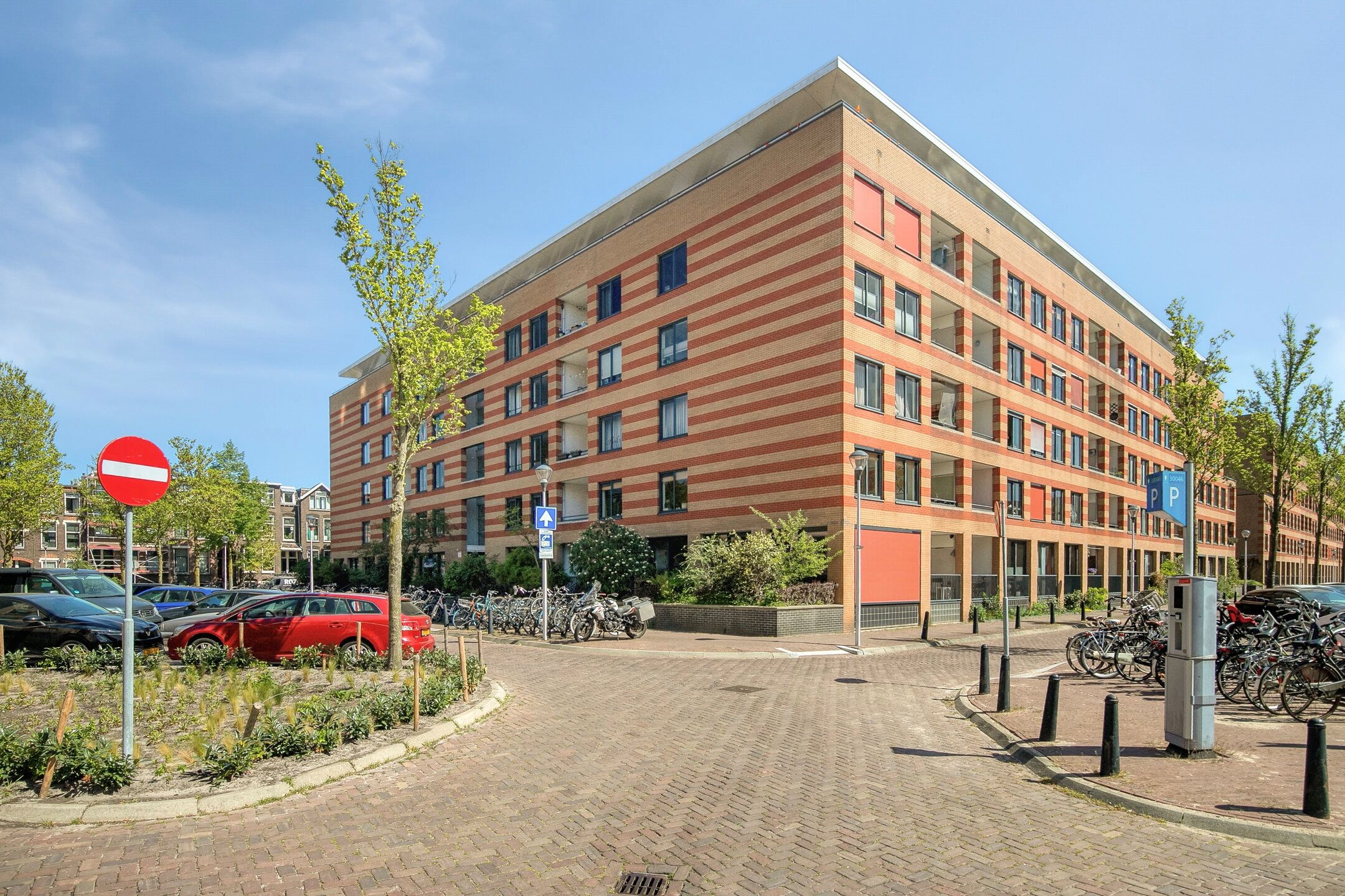 Spacious 4-room apartment with skyline views near Utrecht historic center — 36