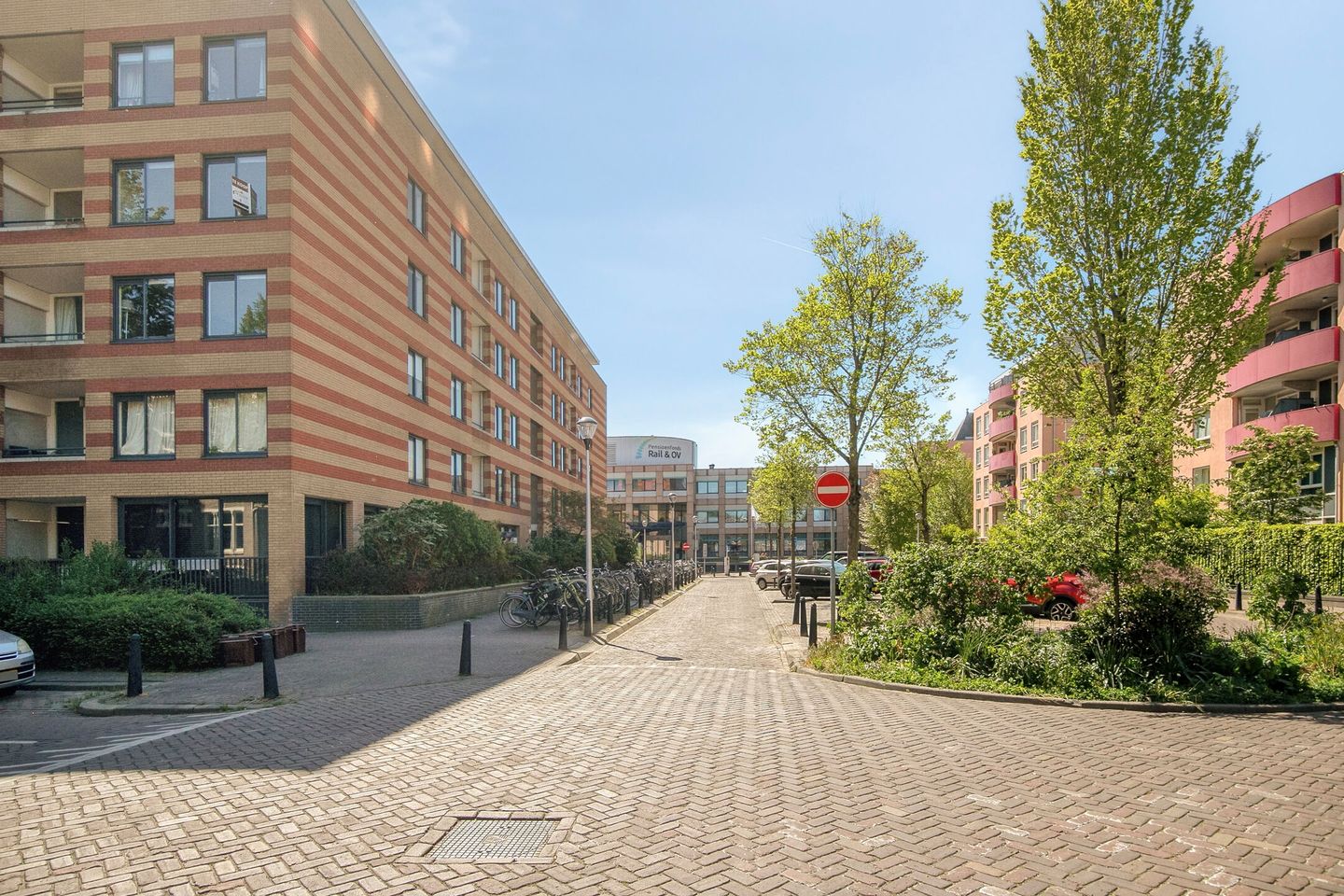 Spacious 4-room apartment with skyline views near Utrecht historic center — 35