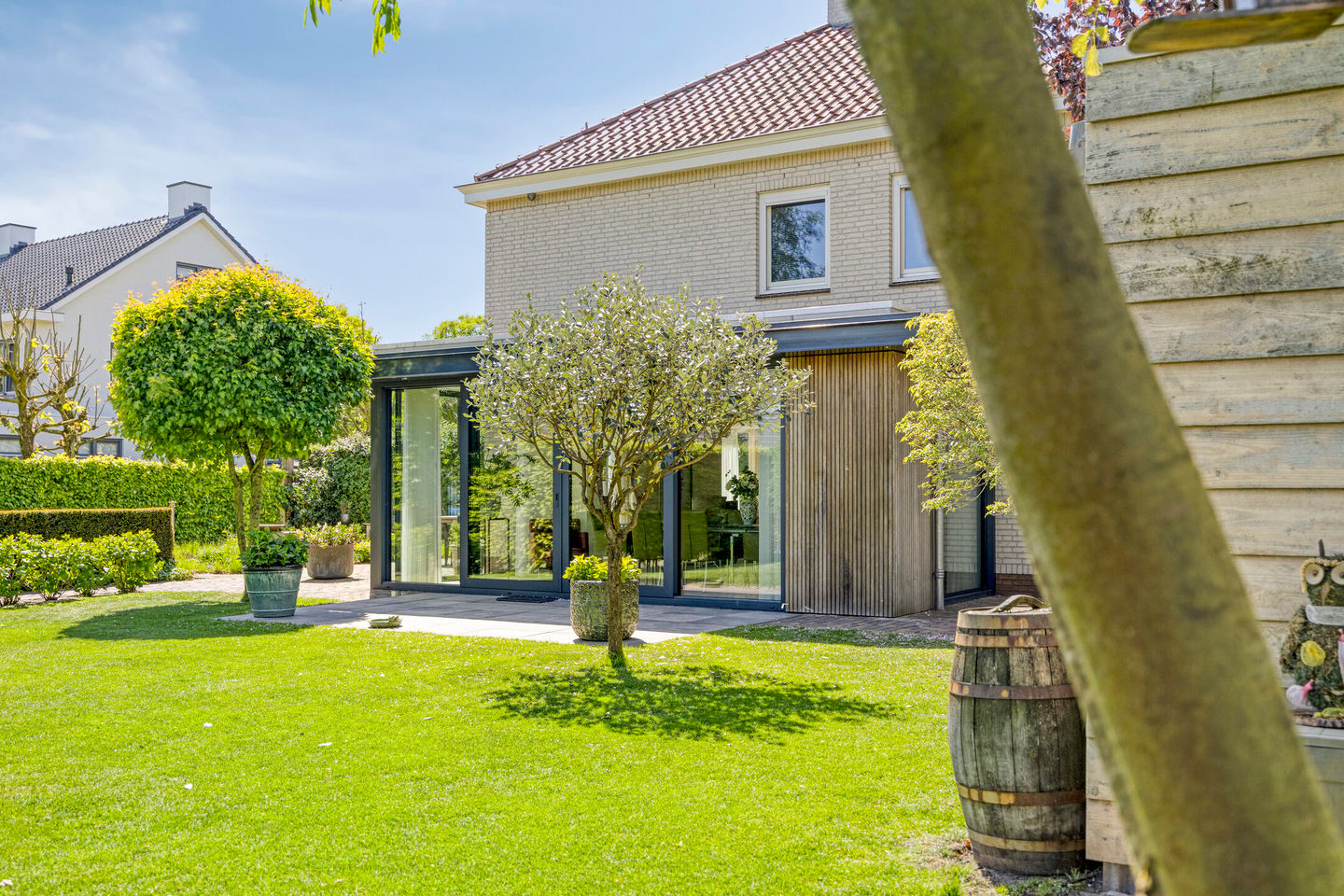 Unique Villa with Delightful Garden — 64