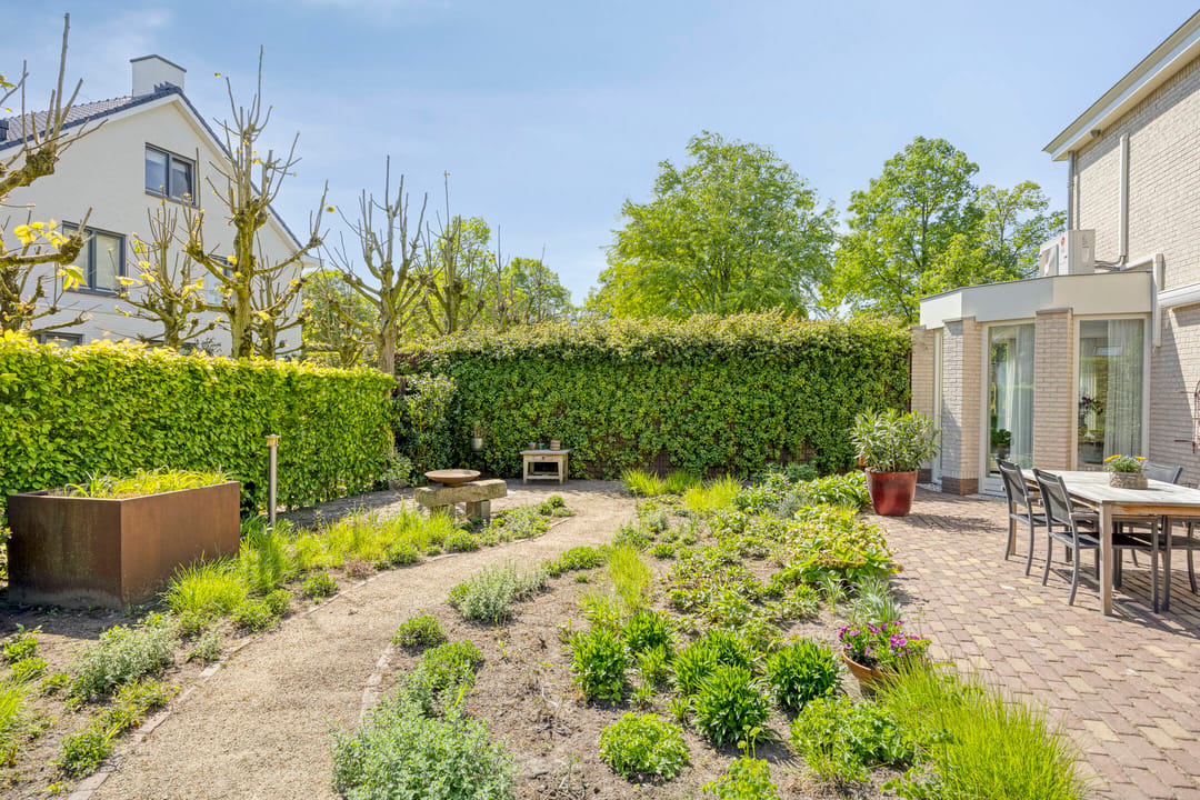 Unique Villa with Delightful Garden — 58