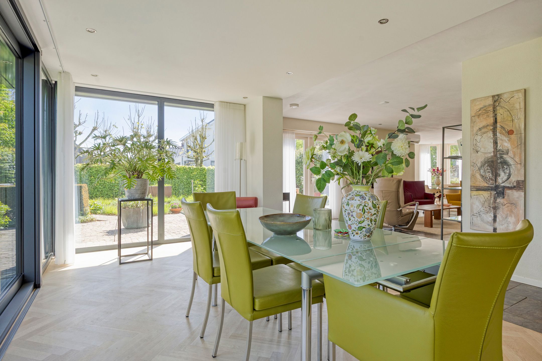 Unique Villa with Delightful Garden — 18