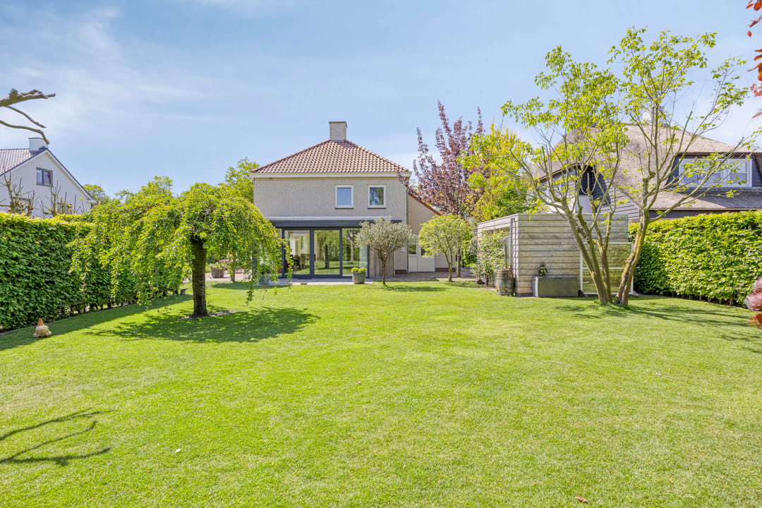 Unique Villa with Delightful Garden — 52