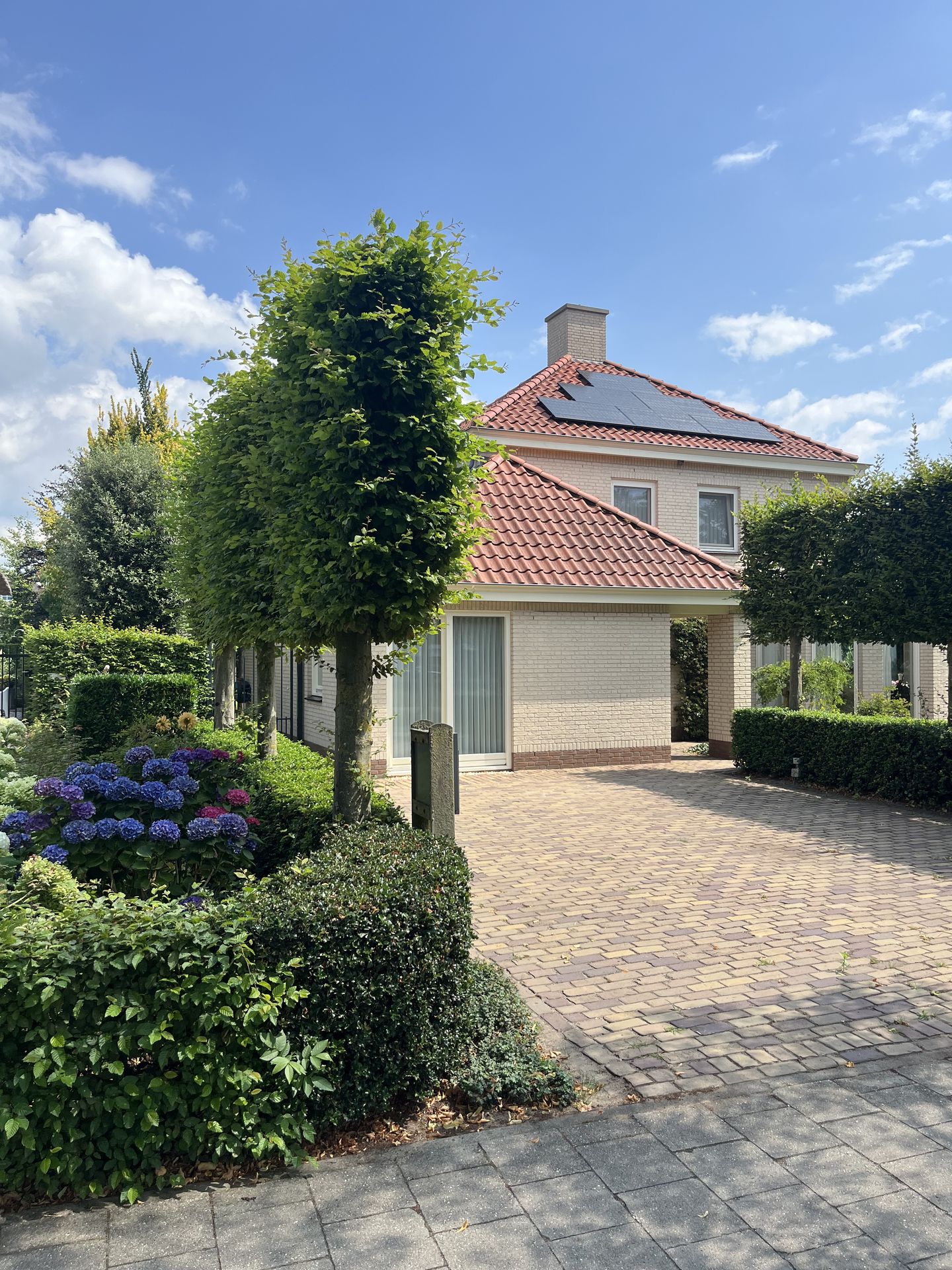 Unique Villa with Delightful Garden — 74
