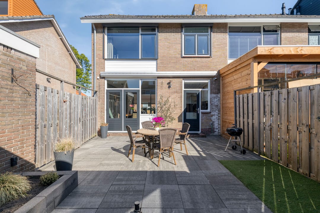 Corner House with Private Parking and Detached Garage — 31