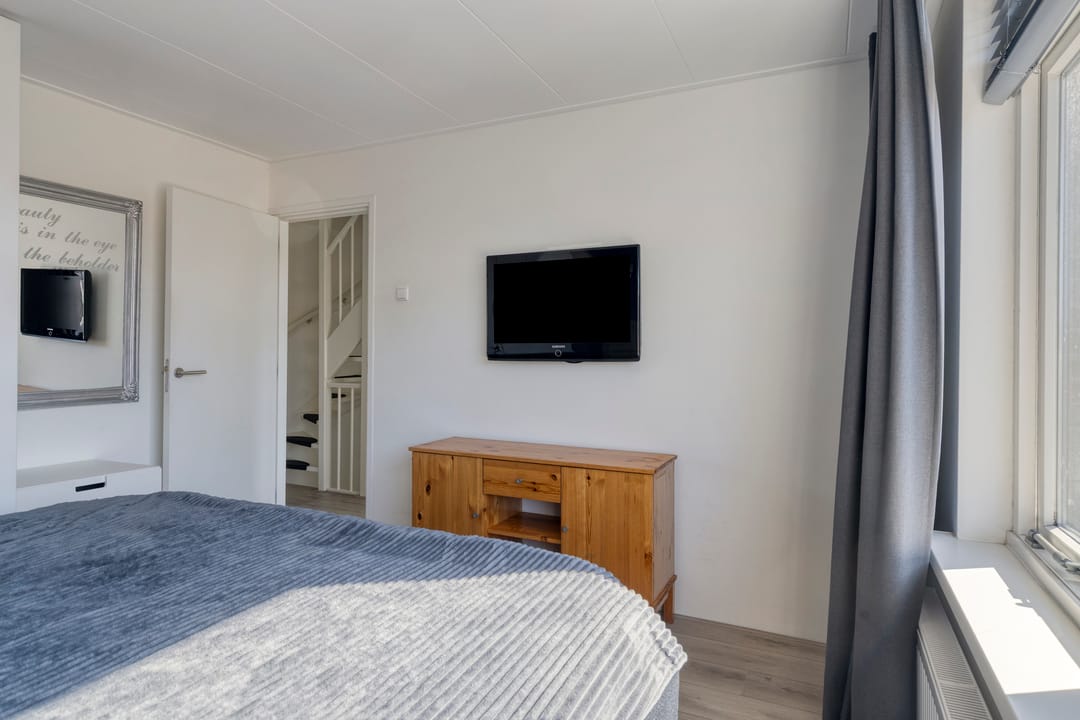 Corner House with Private Parking and Detached Garage — 13