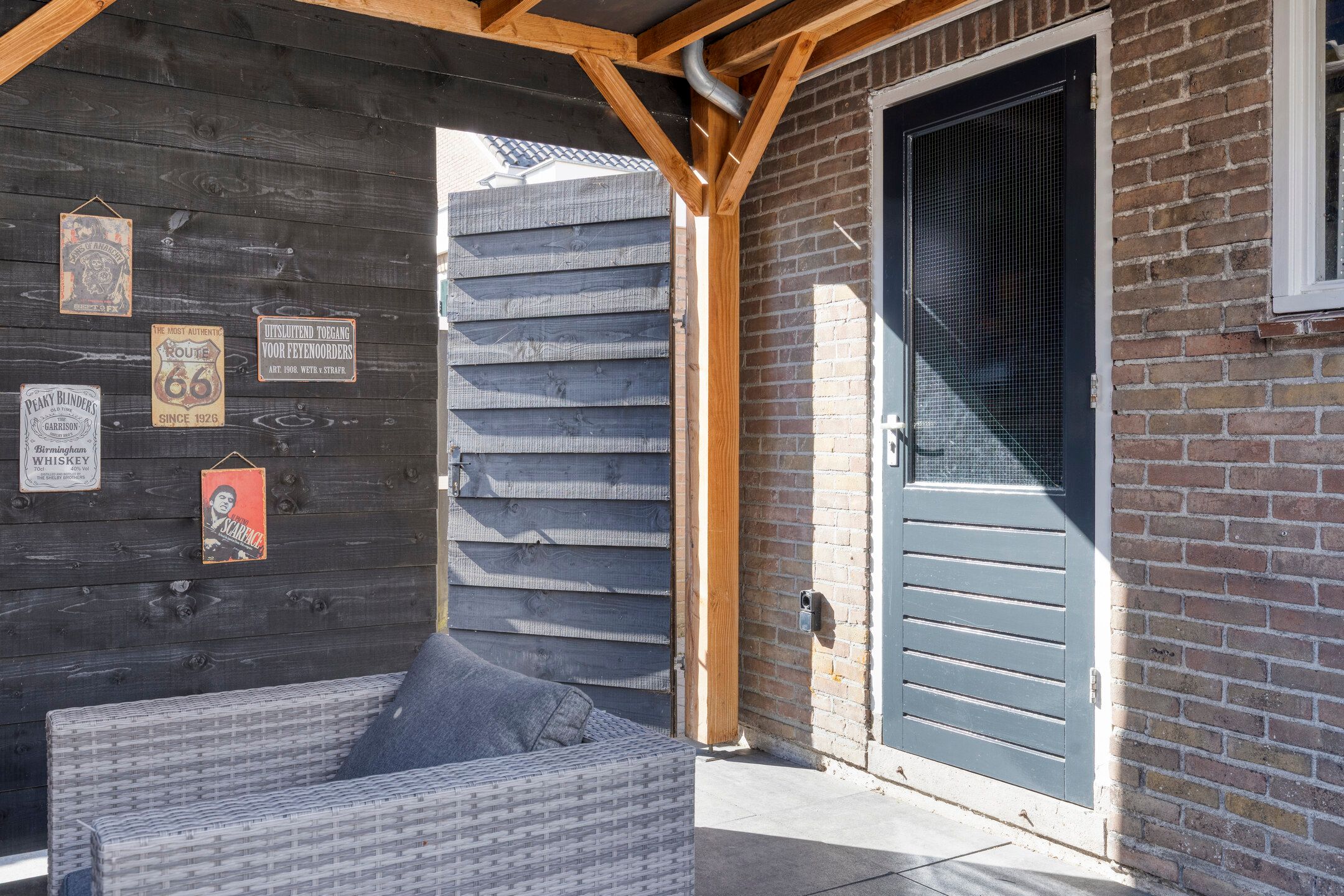 Corner House with Private Parking and Detached Garage — 30