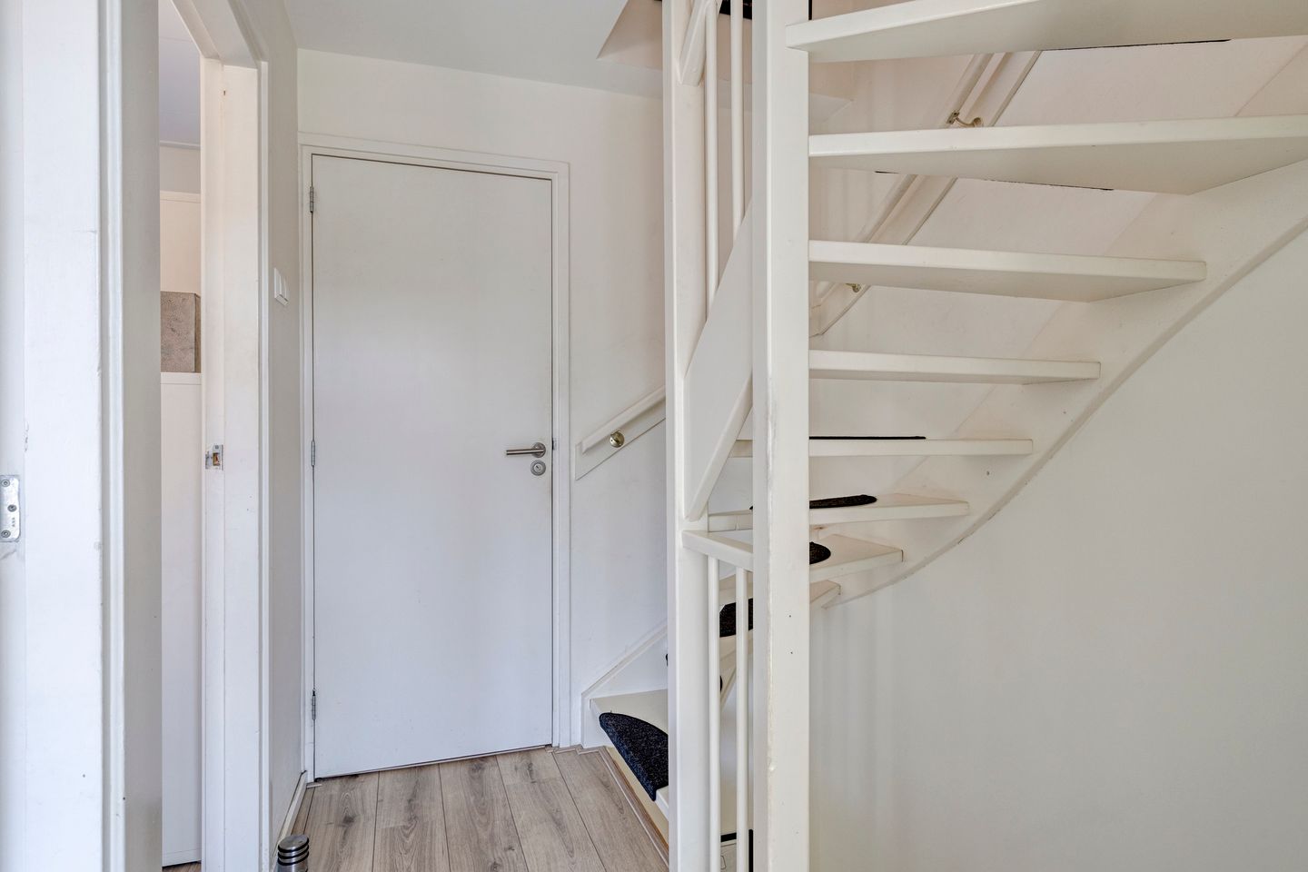 Corner House with Private Parking and Detached Garage — 20