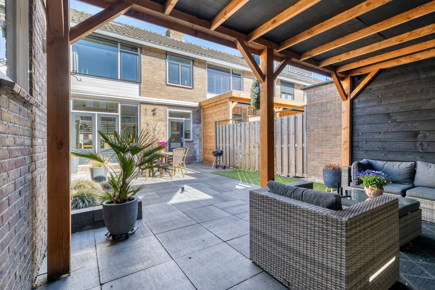 Corner House with Private Parking and Detached Garage — 29