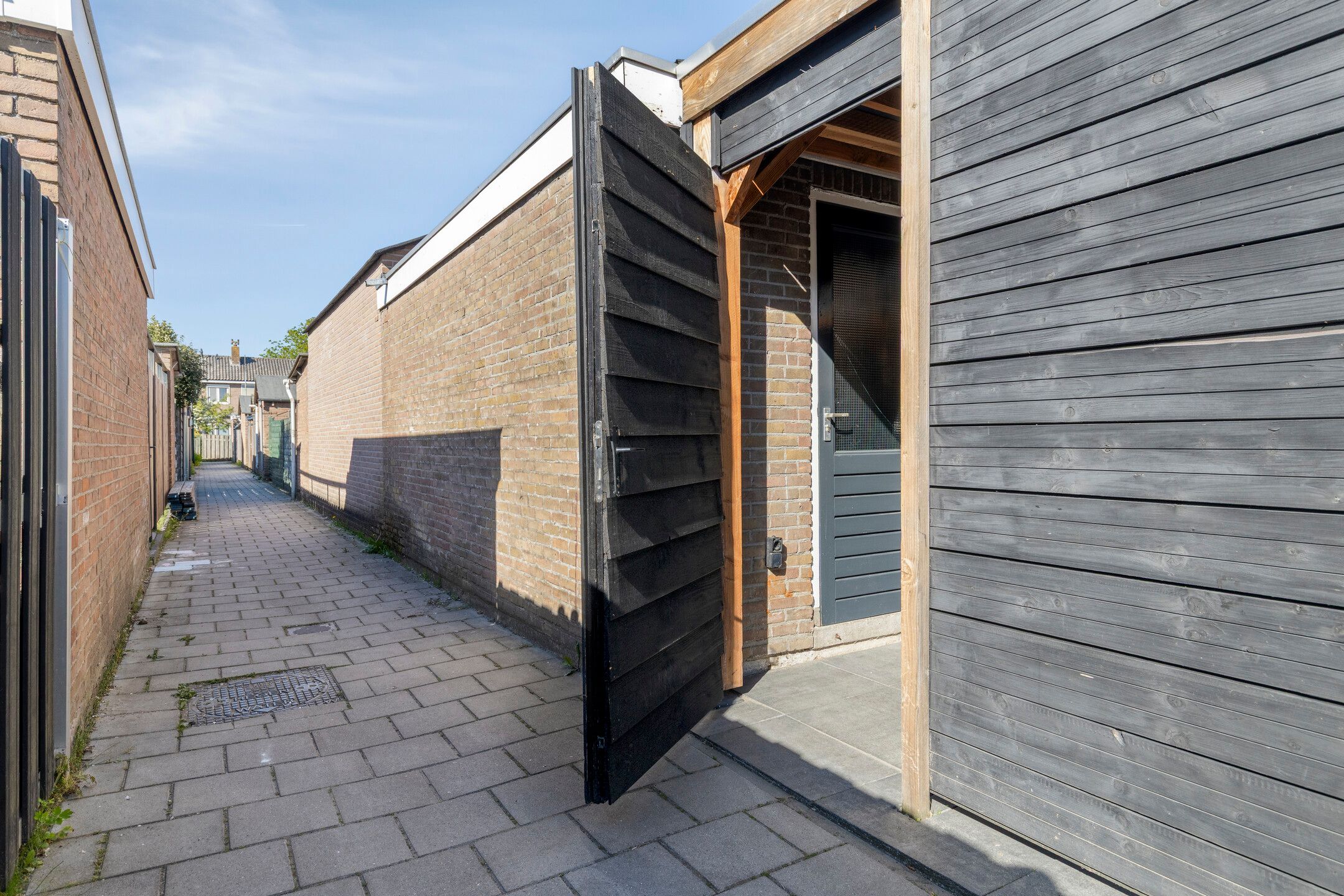 Corner House with Private Parking and Detached Garage — 33