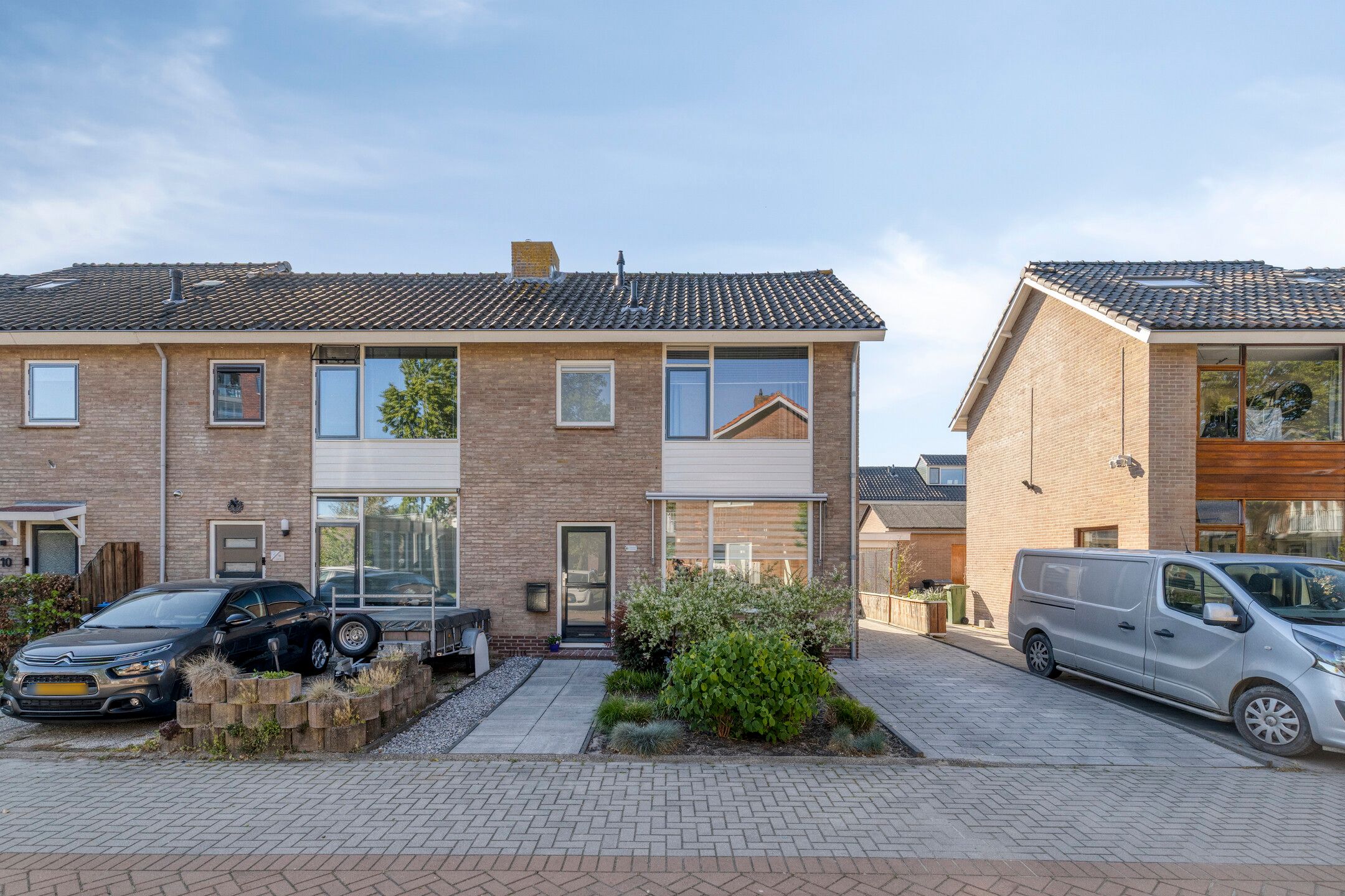 Corner House with Private Parking and Detached Garage — 36