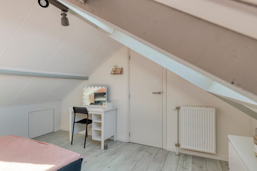Corner House with Private Parking and Detached Garage — 22