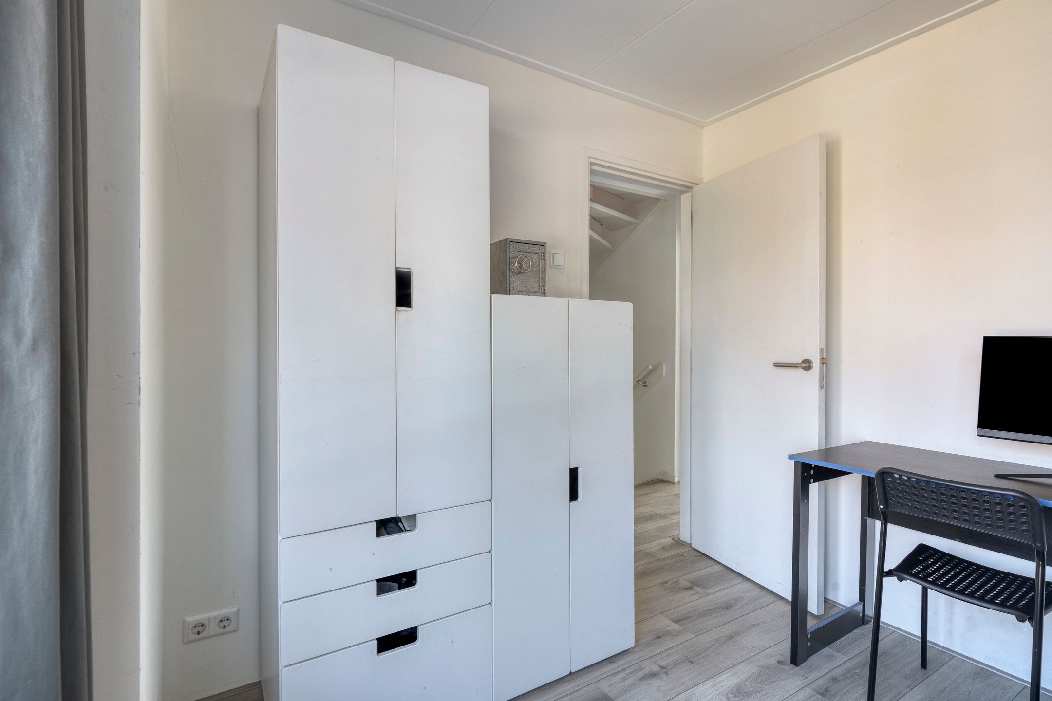 Corner House with Private Parking and Detached Garage — 15