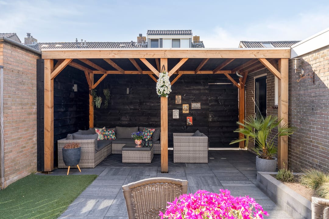 Corner House with Private Parking and Detached Garage — 26