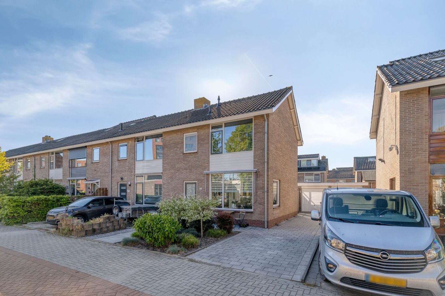 Corner House with Private Parking and Detached Garage — 35