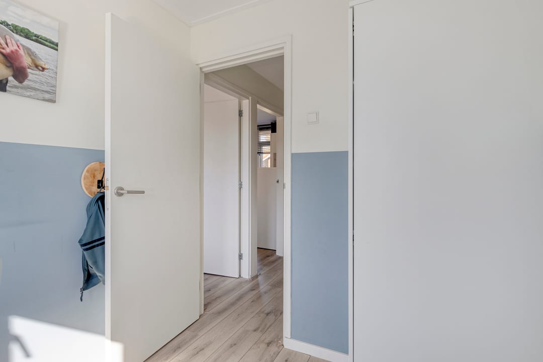 Corner House with Private Parking and Detached Garage — 17