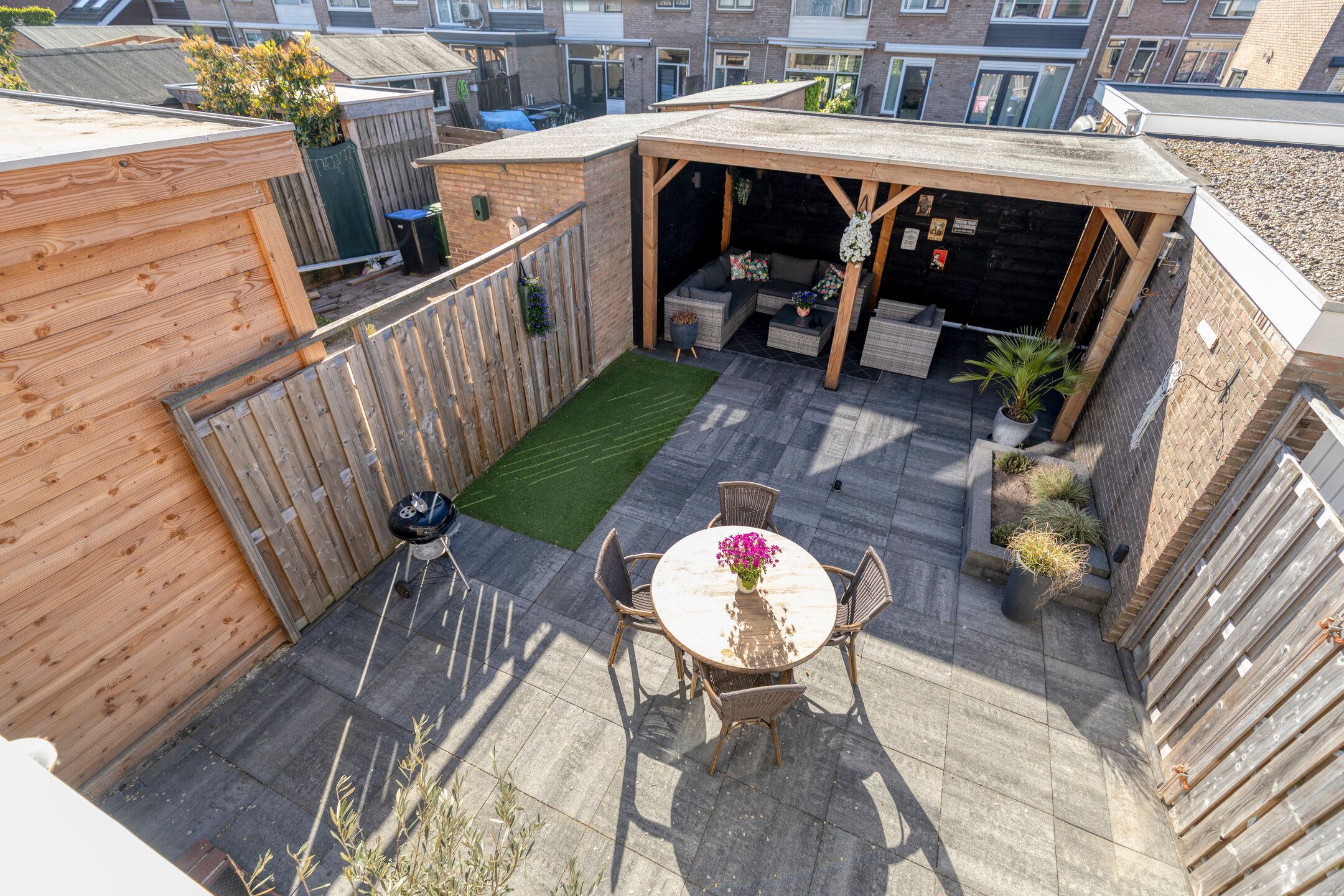 Corner House with Private Parking and Detached Garage — 27