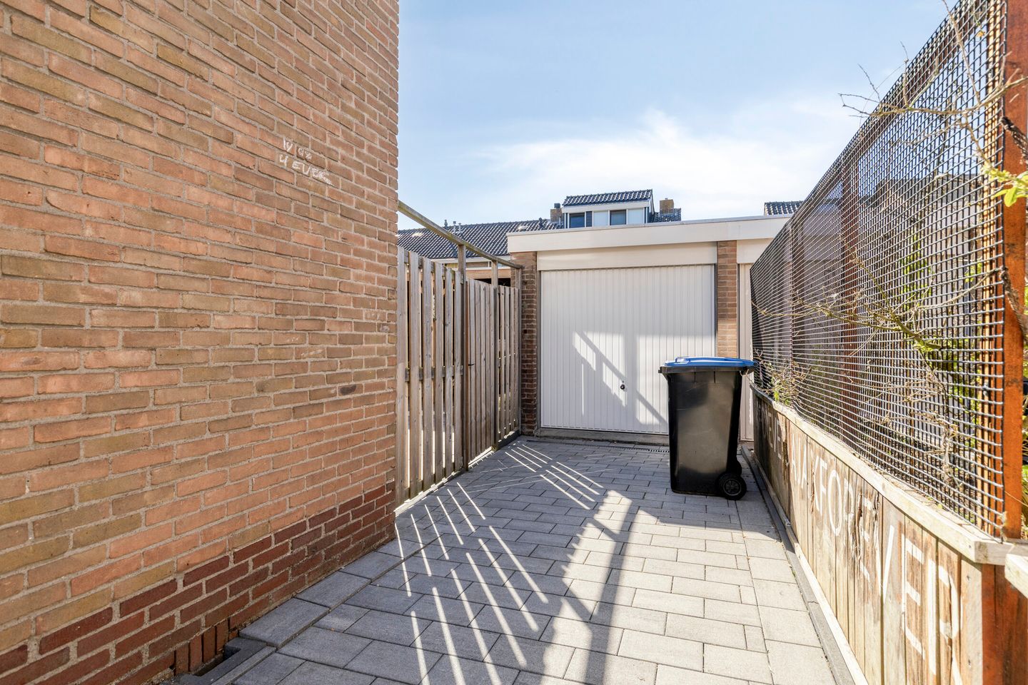 Corner House with Private Parking and Detached Garage — 34