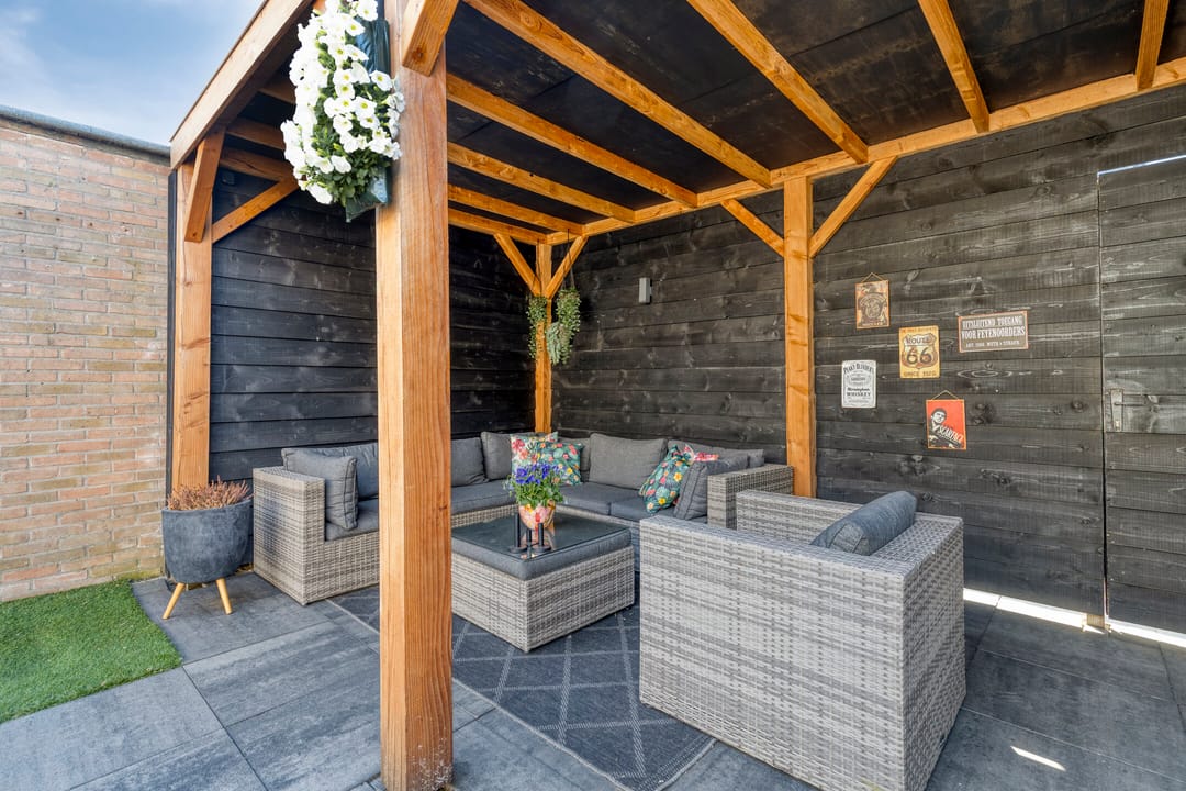 Corner House with Private Parking and Detached Garage — 28