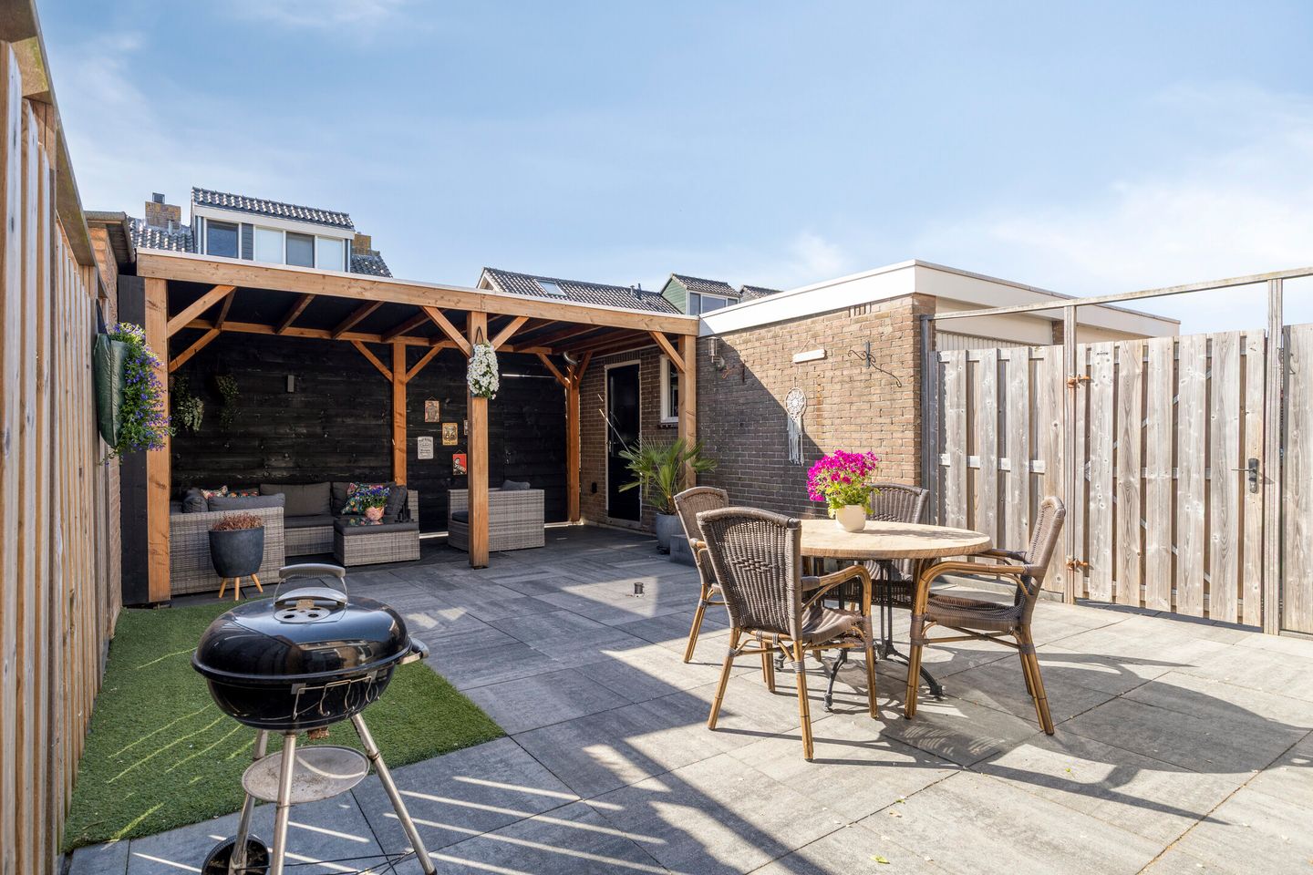 Corner House with Private Parking and Detached Garage — 25