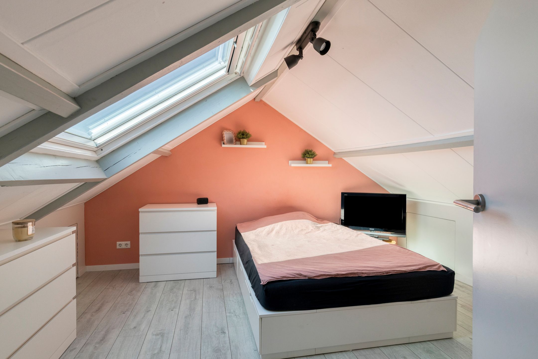 Corner House with Private Parking and Detached Garage — 21
