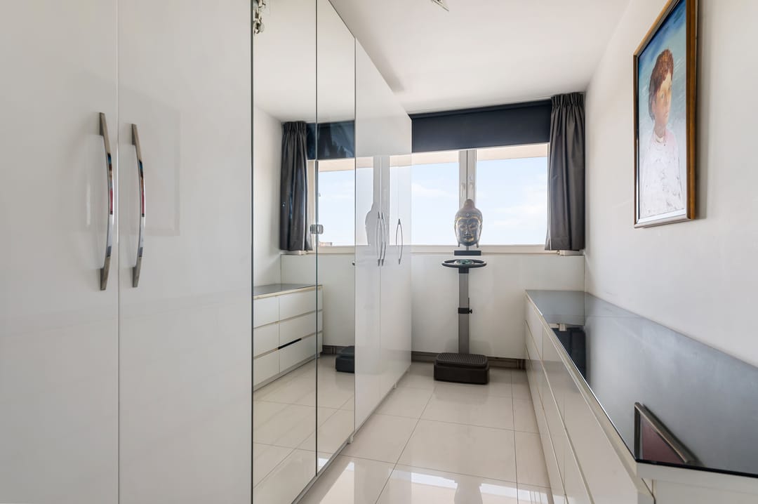 Spacious Penthouse with Panoramic Views and West-Facing Balcony in Haarlem — 16