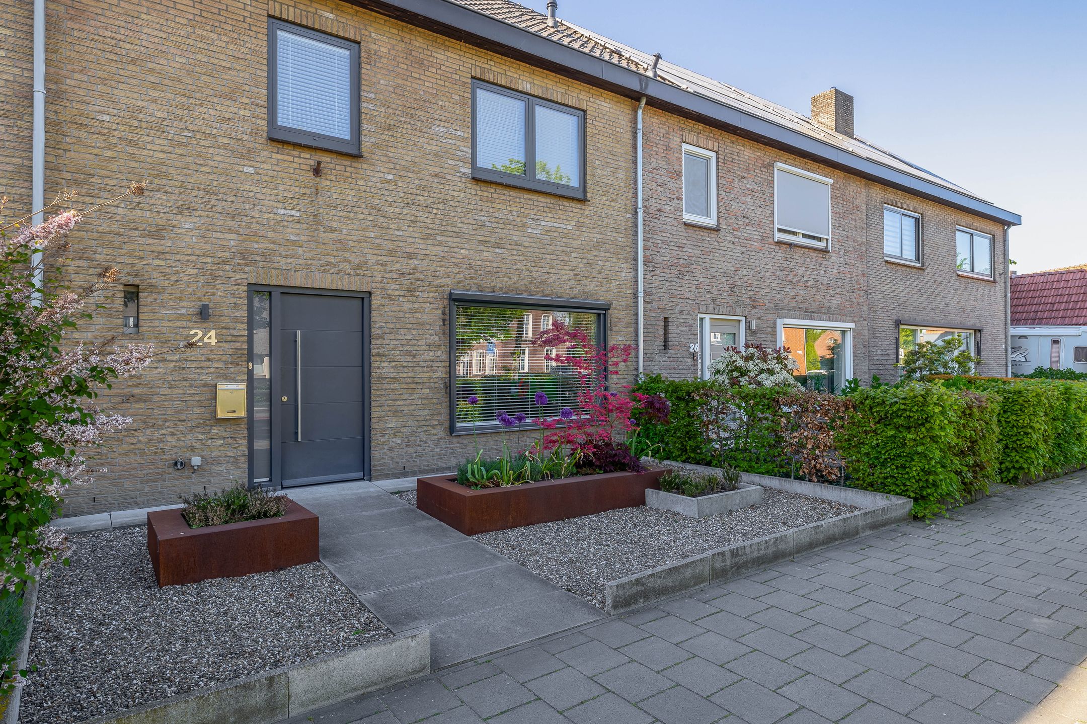 Modern Move-in Ready Terraced Home with Spacious Living Areas — 36