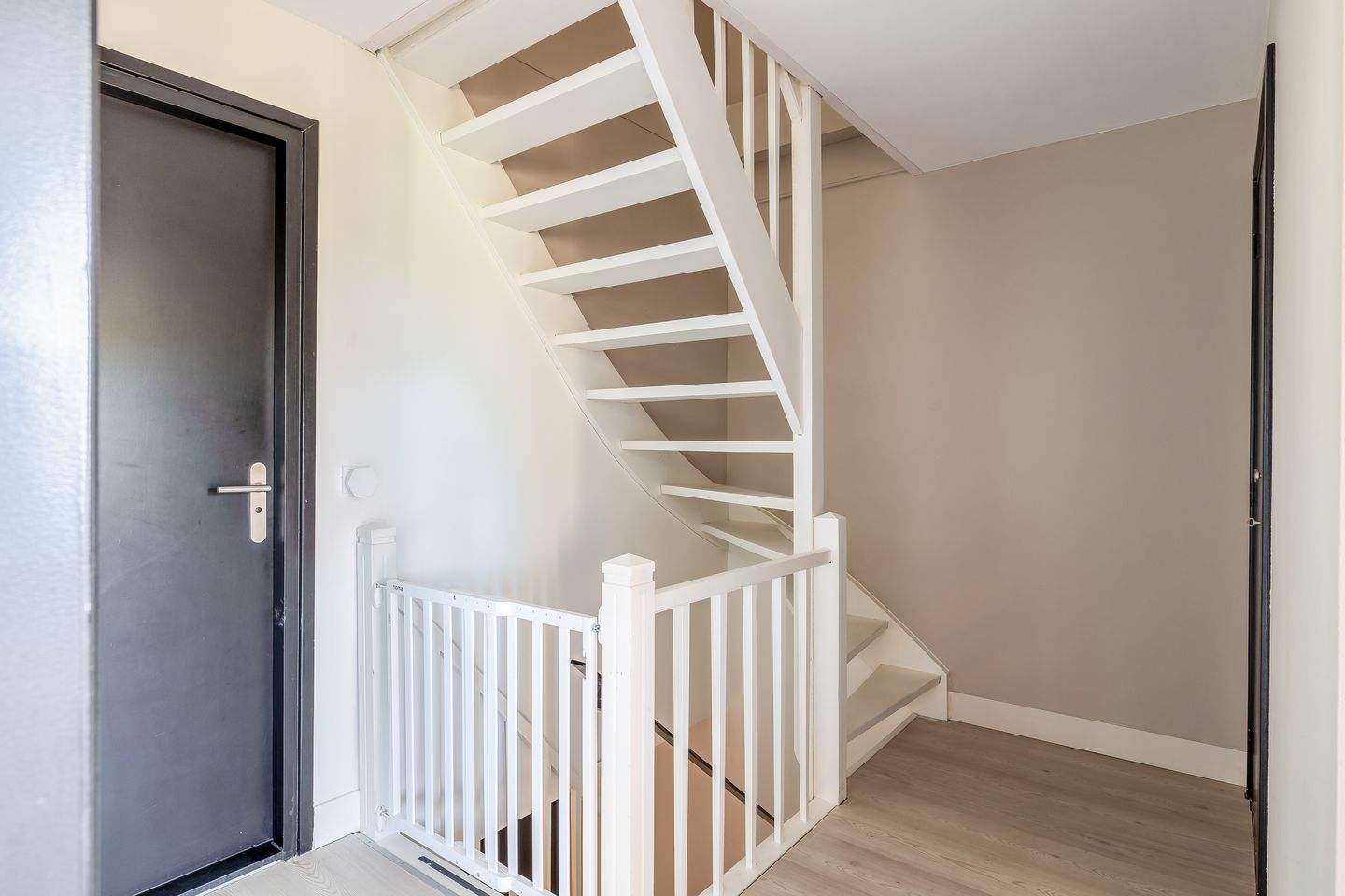 Modern Move-in Ready Terraced Home with Spacious Living Areas — 25