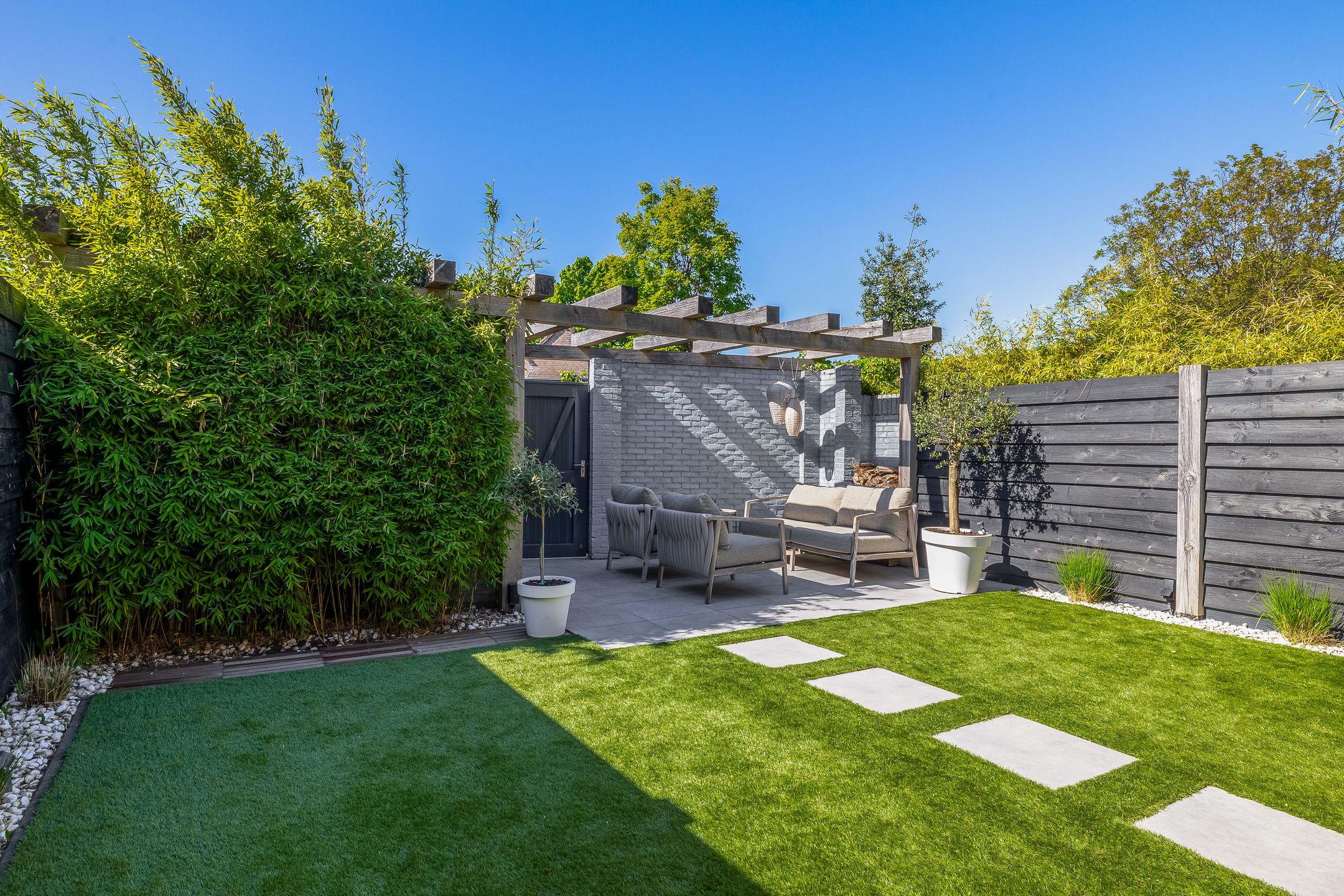 Modern Move-in Ready Terraced Home with Spacious Living Areas — 33