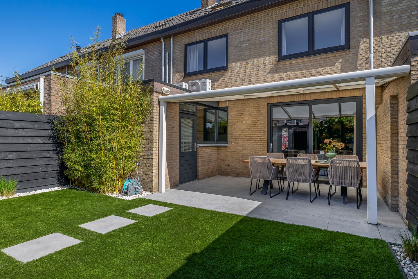 Modern Move-in Ready Terraced Home with Spacious Living Areas — 35