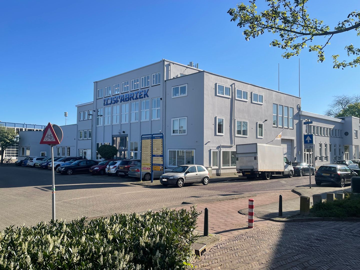View photo 2 of Hooftlaan 51
